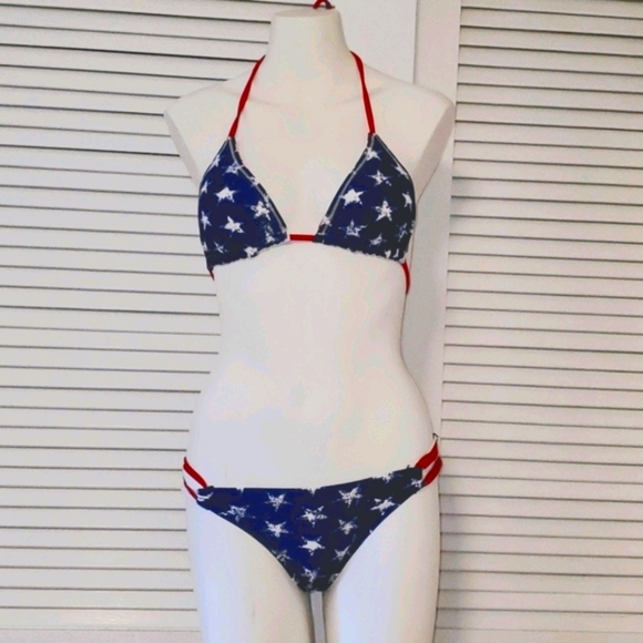 Bikini - Picture 3 of 10